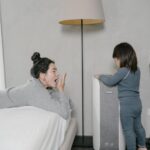 Suan Wang Instagram - 原來要徹底抗敏真的是條漫漫長路， 我自己本身就是超級過敏兒， 最近的天氣忽冷忽熱又加上潮濕， 我臉上跟手臂好幾處， 居然開始出現濕疹… 除了去看了醫生， 也偶然看到黃瑽寧醫生的影片， 黃醫師提到， 抗敏就要【清淨除濕1 1】， 認真看完影片之後才清楚~ 原來醫生指的是要使用【除濕機】 先將居住空間濕度降下來， 控制空氣中塵蹣和黴菌， 然後搭配家中空氣清淨機， 才能真正過濾掉空氣中過敏原！ 至尊寶目前完全沒有過敏體質， 但也因為家裡毛孩子多， 加上天氣變化太大， 三隻貓咪的毛常常滿天飛~ 為了至尊寶的健康， 避免過敏的困擾， 所以特別試試看黃醫師的建議！ 從2022年家裡開始使用， 飛利浦奈米級抗敏空氣清淨機AC3858到現在， 已經2年多， 我自己本身鼻子過敏已經大幅改善！ 除了過敏體質， 我本身也高敏淺眠， 家中空氣清淨機幾乎24小時都開著， 但它真的安靜到我常常忽略它！ 非常非常適合放在臥室！ 這款有二種睡眠模式： 一般睡眠、抗敏舒眠，抗敏舒眠模式最低僅18分貝，我真的幾乎聽不見聲音，它還會自動把燈光降低。 而且抗敏舒眠模式提供 40%更乾淨空氣。 整理了這台幾個小重點給大家 1. 全球唯一AeraSense靈敏感應技術，每秒1,000次自動掃描空氣汙染物，可偵測PM2.5/IAI過敏原/GAS有害氣體，4色LED燈顯示變化，我覺得很方便，只要看面板上的燈號，就能簡單知道家中空氣狀況 2. 比醫療級口罩過濾更小的懸浮微粒：搭載奈米級HEPA濾網，有效濾除99.9%的懸浮微粒，比如寵物的毛髮、流感、冠狀病毒等，可以透過空氣清淨機過濾空氣中的有害物質，讓我覺得很安心。 這台維護的方式輕鬆又簡單 當螢幕顯示濾網清潔紅燈時， 可先使用吸塵器清潔濾網~ 若需要更換新濾網， 同樣也會亮燈提醒，更重點的是， 濾網年限超長效！ 3年份複合濾網*＋智慧更換提醒， 不用因為忙碌生活而忘記替換。 總而言之， 已經在我家待了2年我真的好滿意， 也很推薦給家中有毛孩跟小孩的家庭！ 限時限量再送： 3年份濾網 BOSO冷暖扇 https://reurl.cc/lQLZM6 @philipshomelivingtw #好空氣是一覺好眠的關鍵 #飛利浦清淨機AC3858 #飛利浦抗敏清淨機更美好你的生活 #歐洲抗敏協會認證 #歐洲銷售第—** * 濾網實際壽命依照居住環境、使用方式不同可能有異 * *根據歐洲單一功能清淨機全市場銷額（2020.04~2021.03排除複合式淨機），包含德國，荷蘭，英國，瑞典，法國，西班牙，義大利，波蘭