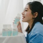 Suan Wang Instagram - 接到這個合作我真的超開心， 因為真的是我們家平常冰箱的常備飲品❤️ 我選擇給至尊寶喝進肚子的， 我一定是選擇最好的！ 也常常會有青春期的孩子問邵翔～ 到底要怎麼跟邵翔一樣高？ 他都經驗分享說， 唯一讓他想得到的應該就是～ 青春期他每天無時無刻都在喝鮮乳， 很常時候不知道要喝什麼， 就是選鮮乳， 早上、下午放學都會喝鮮乳。 所以我們家裡冰箱常備飲品就是， 鮮乳坊A2β酪蛋白鮮乳， 而且我們都是買A2大瓶裝， 很快真就會喝完～ 所以我都直接官網宅配很方便！ 我都拿來自製優格， 有在長期關注我， 應該都知道我超愛吃優格🤍配水果麥片 邵翔則是會拿來配Cerear🤍 每天我也會讓至尊寶跟爸爸一起喝～ （寶寶一歲之後就可以喝鮮乳） 冰冰的鮮乳真的好好喝，他超愛的🤍 我很愛買各式各樣無添加天然的產品， 鮮乳坊就是讓我安心的鮮乳， 比較特別的是！ 「A2β酪蛋白」結構更貼近母乳， 相較於一般的鮮乳， 可以更適合人體讓鮮乳營養好吸收， 這樣的話更能完整補充營養素。 推薦給年長者、青春期、幼兒🤍 現在推出小瓶裝200ml， 讓幼兒可以一次喝完， 全家便利商店就購買得到， 或在是像我之前都在官網訂購， 讓鮮乳宅直接配到府， 省去從實體通路扛回家的麻煩😜 ⭐️現在還有活動 •全家便利商店 活動日期：112/3/22~112/4/4 單件特價 $45元 / 二件特價79元 •鮮乳坊官網宅配到府，加購價85折！ https://bettermilk.cc/n7rLN 鮮乳坊 @bettermilk.tw #鮮乳坊 #A2β酪蛋白鮮乳