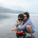 Suan Wang Instagram - 那天我們一家三口去朋友家吃飯， 上次見面竟然是他們孩子1歲生日， 今年他們的小孩上小學一年級了。 那時候拍了一張跟他們小孩的合照， 離開他們家時， 朋友說， 「拍一張一樣pose 的照片吧！」 走過了疫情，我懷孕、生至尊寶， 憶起當時每天吐血吐膽汁， 無時無刻吐個稀巴爛， 每天只來往馬桶跟沙發兩邊爬， 水分只能靠嚼冰塊入口， 時不時還被邵翔撈起來， 扛去醫院吊點滴打針， 懷孕初期最高紀錄一週沒洗澡， 只能倒在沙發。 2個月掉了7公斤， 每天看著窗外生無可戀， 任何一絲絲味道都會讓我噁心反胃， 任何人都無法接近我。 現在常常回想起來還是會抖一大下， 但似乎覺得是上輩子的事。 常常看著至尊寶的臉， 覺得生命真的好神奇啊！ 我們夫妻倆竟然就這樣手把手， 把他帶到2歲多了。 至尊寶沒離開過我身邊超過3小時， 我跟邵翔已經起碼5年沒踏進電影院。 但是， 我們完全不犧牲，沒有任何委屈， 心甘情願的，我們深愛著我們的孩子， 我內心紀錄著這些難能可貴的感覺與經歷。 未來我也不會拿著這些我的經歷， 去跟我兒子情勒什麼， 我會跟他分享生他的過程與經歷， 會是用說故事的方式， 因為， 這是一段在媽媽身上刻骨銘心的回憶。 後來，回到家後， 朋友傳了兩張照片給我， 一張， 是當時我跟他的孩子一歲生日的合照。 一張， 是現在我跟他孩子一樣pose的合照。 看完之後， 我默默的說，歲月真是不饒人。 他傳了一段話， 看完，頓時我眼角溼溼的， 「花比較多時間在小孩身上，比較容易忘記自己。」 是啊，我是， 因為我正在全心全意用愛灌溉愛給我的孩子啊。 孩子啊，爸爸媽媽真的好愛好愛你哦❤️