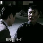 Suan Wang Instagram - 我每次抱至尊寶，我自己也都都以為他國小生🤣 那天背他去買水果， 賣水果的老闆娘想找話題逗小孩， 大聲嚷嚷～ 「哎唷，這麼大還要媽媽背著， 羞羞臉哦！」 突如其來的！ 就跟葉問一樣，防不勝防！ 有人來挑戰！ 莫名奇妙就被對方出招了！ 我看了至尊寶矇掉的臉…. 我腦中就在這0.1秒裡， 先快速的罵過了各種髒話。 然後我又在0.5秒後恢復理智， 我首先立刻安撫至尊寶跟他說， 「媽媽好喜歡好需要抱抱背背至尊寶，而且媽媽很需要至尊寶寶在高高的地方，幫媽媽看要買哪一種水果哦！謝謝寶寶願意讓媽媽背著，而且還幫忙媽媽提水果，我們回家一起切水果吧！謝謝寶寶，媽媽覺得好幸福哦！」 這時候，至尊寶被我轉移注意力， 臉上的表情， 是獲得了安全感的樣子， 剛剛愣掉的小臉，立刻變成得意的小樣子， 我最安慰的就是，至尊寶沒有把賣水果老闆的無聊玩笑，寫入記憶。 這時，換我出招了吧！！ 我立刻變臉，比川劇變臉還快， 我面無表情， 能量大到， 變成了足以讓人看到， 就七孔流血的梅杜莎表情。 我說， 「他才2歲。 然後請妳不要開這種無聊的玩笑， 這種話足以影響一個孩子的人格發展。」 我頭也不回的轉身， 立刻變回可愛的至尊寶媽媽❤️ 買個水果走在路上處處是危機， 隨時都有人來挑戰， 媽媽跟葉問一樣，好忙。