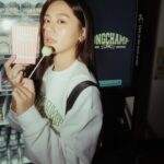 Suan Wang Instagram - 回到學生時代的樣子蒞臨 SS24 Longchamp University 好久沒有參與派對 但有聽草東沒有派對 整裝變成美術系剛入學的時髦資優生 參加 Longchamp春夏季新系列歡樂入學派對 #媽咪今天放風一下下 @longchamp #LongchampSS24 #LongchampUniversity 📷 @rockykao456