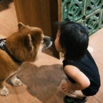 Suan Wang Instagram - 最美好的時光，就是當下，現在。 我快不快樂， 絕對不是建築在任何人身上， 我也常常在自己的情緒中我跌跌撞撞， 每天也在努力著， 努力對至尊寶放手， 給他看ipad， 才能獲得20分鐘的喘息時間， 但隨之而來強大席捲上來的感覺是， 自己是個壞媽媽，深深罪惡感。 看著罪惡感， 我通常選擇用力往前跨， 然後我會去照鏡子告訴自己， 「我是最棒的媽媽。」 我面對我兒子，我真的只有滿滿的愛， 而且非常感恩有這個機會， 陪伴他在這個世界走一遭。 沒有任何人，任何人！ 可以與論或批判我到底是不是個好媽媽， 包括我自己。 好與不好， 這世界上只有一個人可以， 我兒子， 只有至尊寶可以， 因為我是他的媽媽。 我愛你， 昨天，今天，明天， 永遠都愛你。