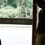 Suan Wang Instagram - 最美好的時光，就是當下，現在。 我快不快樂， 絕對不是建築在任何人身上， 我也常常在自己的情緒中我跌跌撞撞， 每天也在努力著， 努力對至尊寶放手， 給他看ipad， 才能獲得20分鐘的喘息時間， 但隨之而來強大席捲上來的感覺是， 自己是個壞媽媽，深深罪惡感。 看著罪惡感， 我通常選擇用力往前跨， 然後我會去照鏡子告訴自己， 「我是最棒的媽媽。」 我面對我兒子，我真的只有滿滿的愛， 而且非常感恩有這個機會， 陪伴他在這個世界走一遭。 沒有任何人，任何人！ 可以與論或批判我到底是不是個好媽媽， 包括我自己。 好與不好， 這世界上只有一個人可以， 我兒子， 只有至尊寶可以， 因為我是他的媽媽。 我愛你， 昨天，今天，明天， 永遠都愛你。