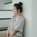 Suan Wang Instagram - 邁入當媽媽的第3年， 還是只有滿滿的愛。 至尊寶睡前， 我總是會用盡全力親親他， 抱到他說： 「抱鬆一點，不要太緊。」 然後牽著他的小手， 告訴他，我有多愛他， 昨天、今天、明天、永遠都愛他， 謝謝他來當我的兒子， 因為有他我變得好幸福。 然後等他睡了， 看著他的小臉， 夜深人靜的時候， 我會抱抱自己， 告訴自己， 「妳是很棒的媽媽！ 妳已經盡全力了！ 妳今天很棒、昨天很棒、妳明天也會很棒， 妳很勇敢。」 勇敢這個詞， 對我來說是， 對自己的每一個選擇及情緒負責， 不糾結，不後悔， 然後歸零， 向前邁進。 我常常問自己， 孩子長大後， 回想起來我會是個什麼樣的母親？ 我想多年後，再回頭看， 會看見的是一位用盡全力支持， 全力以赴的愛著孩子， 儘管丟了自己，也在所不惜的陪伴， 在孩子的生命裡， 給予燦爛耀眼的幸福快樂， 一位愛的輝煌的媽媽。 每一天都是放手的練習， 等孩子長大， 用這些其極珍貴的回憶， 再慢慢的撿回自己， 跟另一半攜手同行過我們的人生， 慢慢拼湊起來， 而且會長出溫柔與智慧。 祝我們，母親節快樂，每天都快樂。