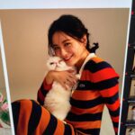 Suan Wang Instagram - 這是一篇徵才文🤍 想做的事情很多， 但至尊寶的成長只有一次， 所以我跟邵翔這2年多快3年， 放下所有事情，全浸式育兒。 加上我們現在真的住到郊區了， 我們除了放鬆自己， 也想用說話的方式分享我們的生活經歷。 我的腦袋常常逼哩巴辣蹦～ 很多很多超多想法～ 而且， 我真的很愛跟身邊親近的朋友分享， 有時被我當自己人的人都會嚇到。 像我高中同學， 也是我現在唯一有聯繫的mei， 她常常警告我， 對，就是糾察隊的那種警告， 她只差哨子沒拿出來逼我🤣 她說我總是掏心掏肺掏肝給人家， 所以我自從聽了她的話， 感觸好深之後， 我開始把界線畫的清清楚楚～ 所以～ 我都在等人家正式邀請我們， 因為我人類圖是等待被邀請😂 總而言之，我跟邵翔想要擁有自己的， Podcast 頻道， 但我們真的是門外漢， 也真的是沒有空研究起來， 必究我們認真起來真的是很認真那種。 所以我徵才， 我需要的是一個團隊， 一個已經完整的團隊， 擁有完整美編、剪接、等… 有興趣執行這個任務的團隊！ 歡迎與我們聯繫， 有經驗為優先！ email: liluswang@gmail.com