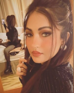 Subholina Sen Instagram - When it’s cold outside 🥶 that’s the max glam I can achieve 🥹🤦🏻‍♀️😇 #janfebgigs #stagelife