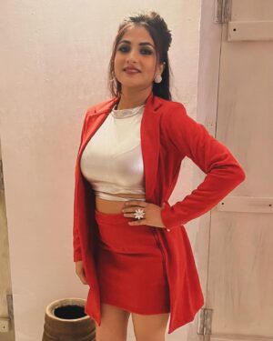 Subholina Sen Instagram - When it’s cold outside 🥶 that’s the max glam I can achieve 🥹🤦🏻‍♀️😇 #janfebgigs #stagelife
