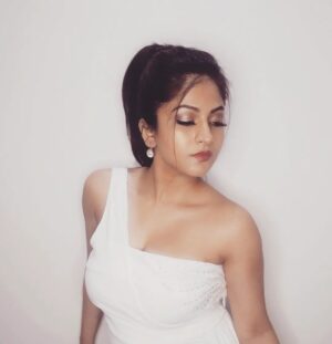 Subholina Sen Instagram - White swan 🥺

#homeshoots #selfstyled #white #runawsaybride