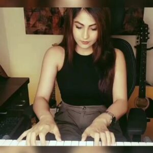 Subholina Sen Instagram - Here's a short mashup of two lovely songs Talking To The Moon by Bruno Mars and Jiyein kyun by Pritam and Papon . I felt the vibe and lyrics matched perfectly 💕
This is just an EP ( and a subtle string bass pad ) and voices cover, which I designed myself. 
Earphones recommended ..

Please like, comment and share if you like this mashup , you can also use the audio for your reels and content 

Much love
💐
Special thanks @maanaavpodaar @rahulpandeylive