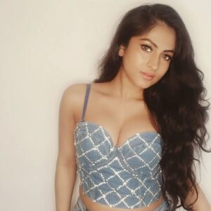 Subholina Sen Instagram - Denim bling ! 

#selflove #denimbling #subholinalive #singeractor #mumbaisingers #mumbaifemalesingers #subholinasen #darkeyesnudelips