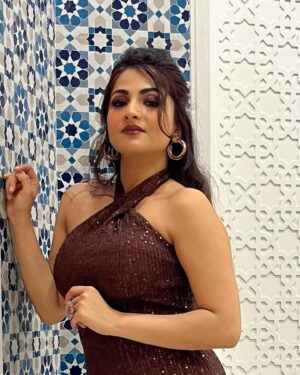 Subholina Sen Instagram - Some favourite moments from the events 🥰🙏 which fits do you like the best ? Frivolous questions to be asking with everything that’s going on in our world but social media thrives on frivolous content . What to do 🤭😌 #stagelooks #decembergigs #januarygigs #bollywoodgigs #subholinalive #femalesingers #mumbaiartists #mumbaifemalesinger #singeractor #seasonshows