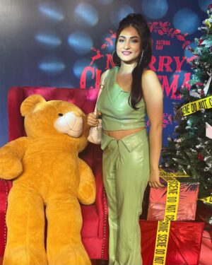 Subholina Sen Instagram - Some favourite moments from the events 🥰🙏 which fits do you like the best ? Frivolous questions to be asking with everything that’s going on in our world but social media thrives on frivolous content . What to do 🤭😌 #stagelooks #decembergigs #januarygigs #bollywoodgigs #subholinalive #femalesingers #mumbaiartists #mumbaifemalesinger #singeractor #seasonshows