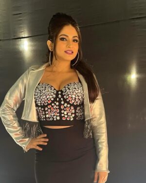 Subholina Sen Instagram - Some favourite moments from the events 🥰🙏 which fits do you like the best ? Frivolous questions to be asking with everything that’s going on in our world but social media thrives on frivolous content . What to do 🤭😌 #stagelooks #decembergigs #januarygigs #bollywoodgigs #subholinalive #femalesingers #mumbaiartists #mumbaifemalesinger #singeractor #seasonshows