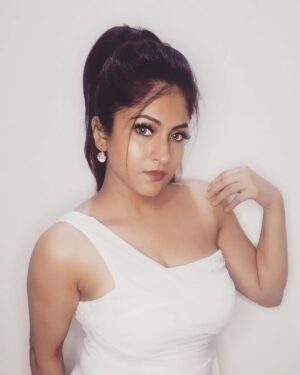 Subholina Sen Instagram - White swan 🥺

#homeshoots #selfstyled #white #runawsaybride