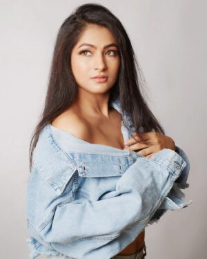 Subholina Sen Instagram - Subtle Denim 

Pictures- @shamimakhter 
Styling - @dasmaitrayee2111 
MUAH - @nidhithakur29sep 
Outfit - @zara 

#subholinasen #singeractor #shoot #denim #subtle