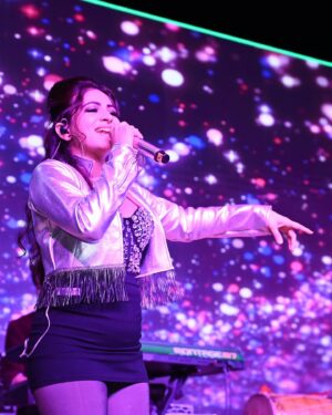 Subholina Sen Instagram - Some favourite moments from the events 🥰🙏 which fits do you like the best ? Frivolous questions to be asking with everything that’s going on in our world but social media thrives on frivolous content . What to do 🤭😌 #stagelooks #decembergigs #januarygigs #bollywoodgigs #subholinalive #femalesingers #mumbaiartists #mumbaifemalesinger #singeractor #seasonshows