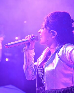 Subholina Sen Instagram - Some favourite moments from the events 🥰🙏 which fits do you like the best ? Frivolous questions to be asking with everything that’s going on in our world but social media thrives on frivolous content . What to do 🤭😌 #stagelooks #decembergigs #januarygigs #bollywoodgigs #subholinalive #femalesingers #mumbaiartists #mumbaifemalesinger #singeractor #seasonshows