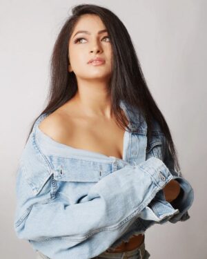 Subholina Sen Instagram - Subtle Denim 

Pictures- @shamimakhter 
Styling - @dasmaitrayee2111 
MUAH - @nidhithakur29sep 
Outfit - @zara 

#subholinasen #singeractor #shoot #denim #subtle