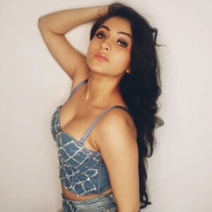 Subholina Sen Instagram - Trust me, I laugh at myself when I see these poses as well. 
But then I also like how it looks 🤣 

#selfphotography #selfstyled