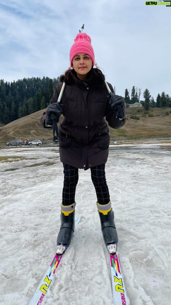 Subiksha Instagram - Skiing ⛷️ Fun & Literally chilling 🌨️ at Gulmarg 🌻💕🫶 #kashmir