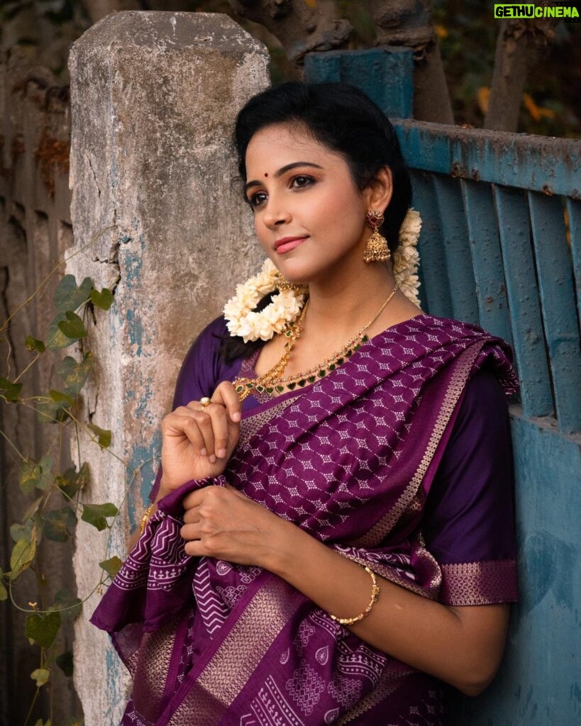 Subiksha Instagram - உங்க வீட்டு பொண்ணு 💜 MUA : @lk_makeup_trainer Photography : @thephotopeople_chennai Jewellery : @jewelhub_chennai #akshayatritiya2024 #southindianactress #AkshayaTritiya #actresses #sk #trendingnow #instagood #facebookpost #trendingpost #sareedraping #SareeStyle #SubikshaKrishnan #grateful #traditional #homely #mallipoo