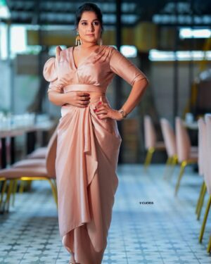 Sudeepa Pinky Instagram - Effortlessly chic, the champagne skirt drapes like a dream, exuding sophistication and grace. 💫 Paired with a stylish blouse that complements the delicate hue, this look is perfect for classy events, date nights, or any moment you want to feel like a true fashion icon.

Inframe  @pinky_sudeepaofficial 
Mua.  @vinusha_makeoverartistry 
Photography  @v_clickss