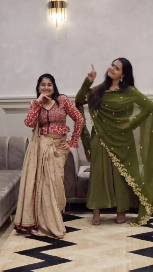 Sudeepa Pinky Instagram - 😊 Moved for the beat coz it is trending but turned out to be a blooper😆😁 with my bestie @marina.a1203 

Attire @indusuresh_p