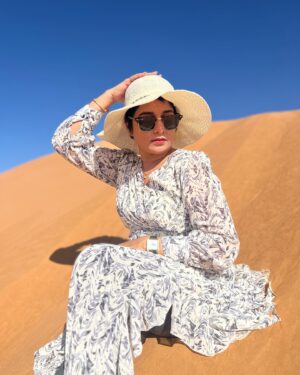 Sudeepa Pinky Instagram - Footprints in the sand🏜️,memories in the heart ❤️ 

#desertadventures #safari #oman #muscat #middleeast #sunnyholiday #travelphotography #sunkissed #makingmemories #travelgirl #letsgo

Pic credits @sri_raj6