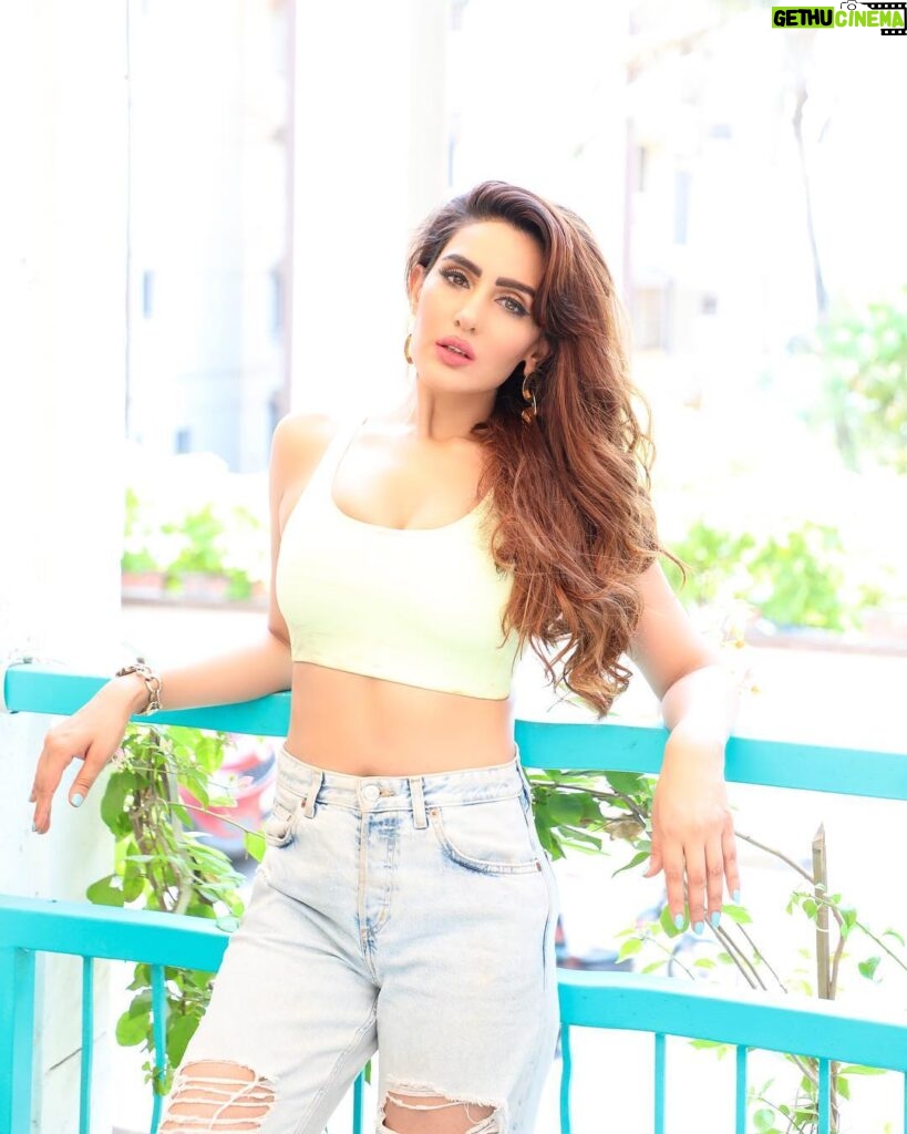 Sudeepa Singh Instagram - Summer is here!!!!💕💕super fun shoot with very talented @ibphotography27 and thank you @lovenlatte for such a pretty place!!
