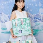 Suey Kwok Instagram - 還有一個月就到聖誕🎄我已經開始準備禮物🎁💝 @CliniqueHK 限量珍藏版聖誕倒數月曆內藏24件皇牌熱賣產品，由護膚到彩妝，包羅萬有，絕對有驚喜😁 先偷偷透露給大家💬 全港銷量No.1的 #Laser淡斑去印精華 、 #粉紅爆水啫喱 及一系列熱賣彩妝產品都可以一次過擁有！簡直可以照顧到所有的肌膚需要✨ 送給好友和自己收藏都是很好的選擇。 🎁！購物滿HK$600更可以低至2折的價錢（優惠價HK$488）入手！ 當然還有其他節日限定禮遇💫多款皇牌產品買1享2！ ✨購買 #爆水珠珠精華 48ml即享額外 #粉紅爆水眼部精華 15ml✨ 秋冬我最著重保濕💦人氣皇牌粉紅爆水系列更是我長期的Hydration Essentials! 輕盈水凝配方令肌膚及眼周全日持久保濕，就算拍攝全日妝容一樣超貼服，保持水嫩飽滿💖！ ✨ 買激光活膚緊緻面霜50ml更可享額外激光活膚緊緻面霜15ml✨ 除了足夠保濕，拍攝時緊緻立體的輪廓當然也是重點！激光活膚緊緻系列激增膠原蛋白，同時保濕加強修復力，減淡細紋乾紋，令我的肌膚更緊緻有彈性！打造全方面彈滑肌膚🧏！ 另外更有多款皇牌產品節日限定套裝💫低至4折即可入手！18/11起購買2套或以上節日套裝（指定產品除外）更可享額外8折優惠！今個聖誕就與Clinique一起Share The Joy💝 @CliniqueHK #CliniqueHK #MerryClinique #NorthPoleLab @kingswaypr.mkt