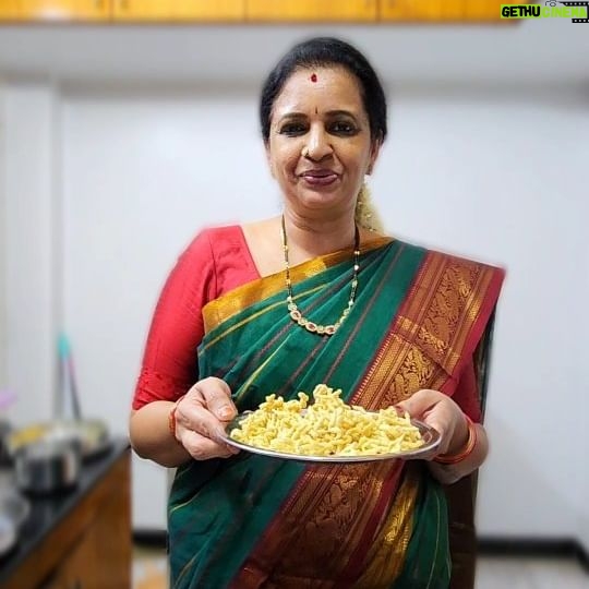 Sujatha Babu Ramesh Instagram - Crunchy pepper sev 😍😍மிளகு சேவ் #reels #reelsinstagram #shorts #youtube #youtuber #influencer #youtubechannel #summer #holiday #snacks #teatime #homemade #homecooking #easy #simple #simplerecipes #oil #crunchy #saree #sareelove #sareecollection #ipl