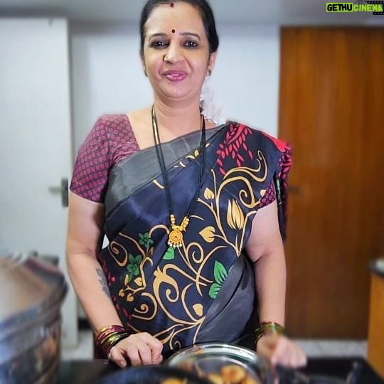 Sujatha Babu Ramesh Instagram - சிறுதானிய உணவு 😍வெள்ளை சோள இட்லி 😍இனிப்பு பணியாரம் 😍 #reels #instagram #instareels #reelsinstagram #reelsvideo #shorts #youtube #food #foodvideo #youtuber #cooking #millet #breakfast #dinner #recipe #celebrity #kitchen #saree #sareelove #sareefashion #sareecollection வெள்ளை சோளம், உளுத்தம் பருப்பு, வெந்தயம், உப்பு, வெல்லம், ஏலக்காய், எண்ணெய்