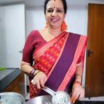 Sujatha Babu Ramesh Instagram – SIMPLY SUPER வெங்காய சட்னி 😍😍
#reels #reelsinstagram #instareels #instagram #insta #shorts #youtube #youtubevideo #shortsvideo #food #cooking #kitchen #homemade #homemadefood #southindian #sidedish #simple #easy #receipies #saree #breakfast #dinner