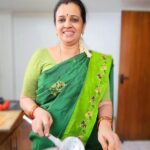 Sujatha Babu Ramesh Instagram – 😍😍தக்காளி பஜ்ஜி 😍😍
#reels #reelsinstagram #instagram #instareels #insta #shorts #shortsvideo #video #youtube #youtubechannel #youtubevideo #cooking #kitchen #home #homemade #lunch #sidedish #saree #sareelove