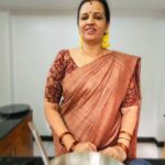 Sujatha Babu Ramesh Instagram – உருளைக்கிழங்கு அல்வா 😍😍
#reelsinstagram #reels #instagram #insta #shorts #youtube #youtuber #youtubevideos #youtubevideo #easy #easyfood #sweets #vegetarian #saree #sareelove #sareecollection