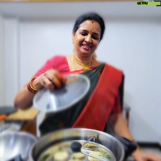 Sujatha Babu Ramesh Instagram - இந்த இட்லி வேற லெவல் 😍😍அவல் இட்லி 😍😍#reels #shorts #instagram #instareels #influencer #youtubechannel #youtuber #shortsvideo #saree #trendingreels #viral #viralvideos #snacks #teatime #easyrecipes #homemade #cooking #southindianreceipe #healthyfood