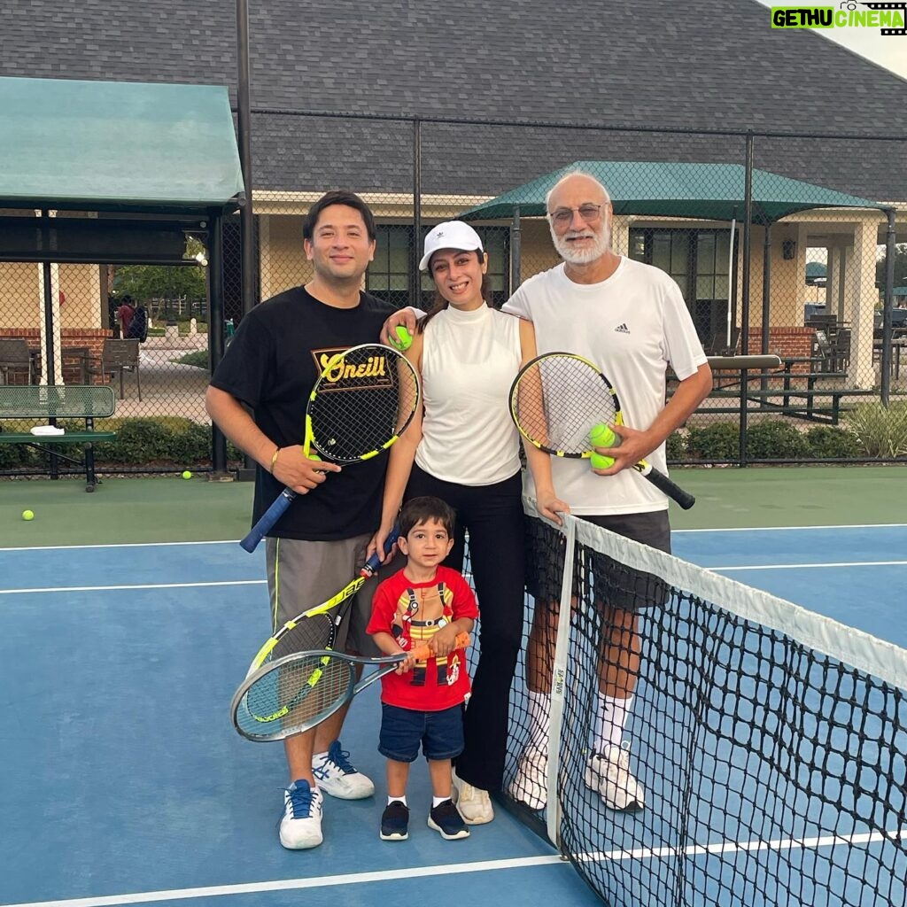 Sukhmani Sadana Instagram - Missing the Fam Jam 🤍 Swipe to see the new Sadana Member 🫢😜 #latergram #family #latergram #houston #novembertoremember #missing #sadana #tennislovers