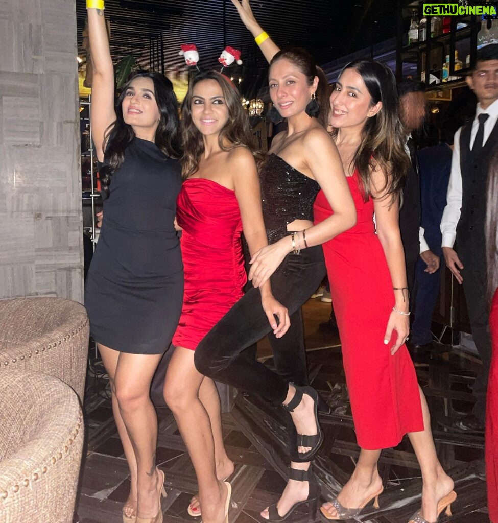 Sukhmani Sadana Instagram - Still Decembering…. ♠️ ♦️ ♠️ ♦️ #red #black #christmas #friends #mumbai