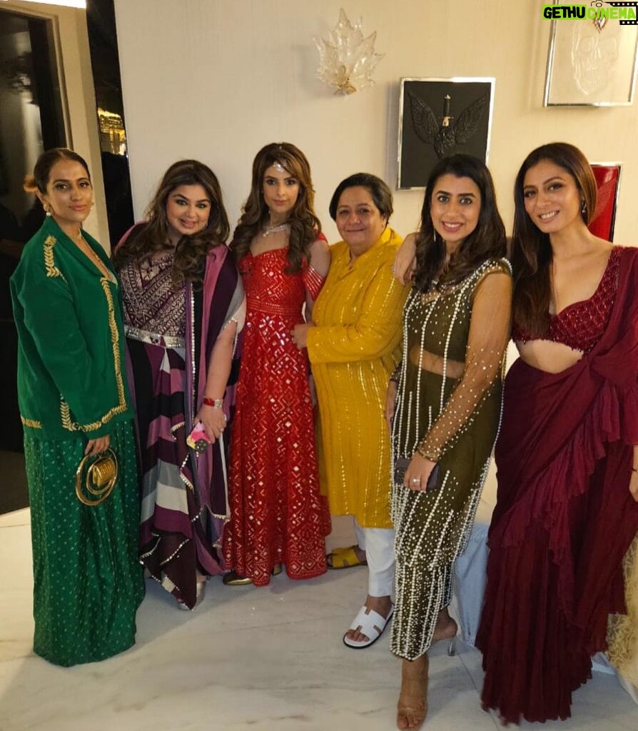 Sukhmani Sadana Instagram - Embracing my favourite colour in my all time favourite @chhavviaggarwalofficial chhavviaggarwalofficial ♥️ #latergram #indianwear #sari #friends #stitchedsaree #chhavviaggarwal #sukhmanisadana