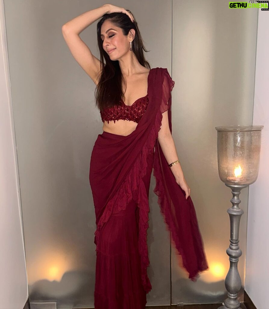 Sukhmani Sadana Instagram - Embracing my favourite colour in my all time favourite @chhavviaggarwalofficial chhavviaggarwalofficial ♥️ #latergram #indianwear #sari #friends #stitchedsaree #chhavviaggarwal #sukhmanisadana
