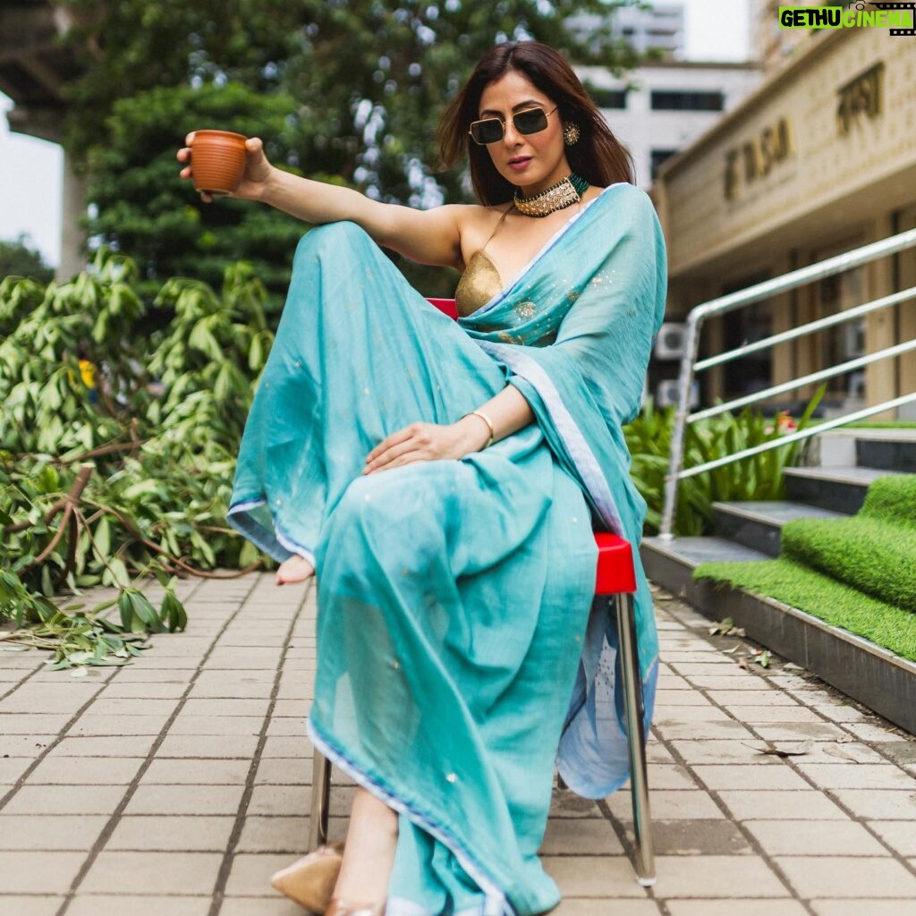 Sukhmani Sadana Instagram - Kullad wali chai anyone? With some extra attitude on the side 😎 #sarivibe #kulladwalichai #indiansari #roadsideshoot #chailover #streetsofindia #flavoursofindia #shoot