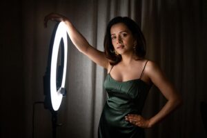 Sulagna Panigrahi Instagram - Har actor ko lockdown mein mila ek naya dost #ringlight 🤣  #bff 

#pinkybeautyparlour watch in theatres near you 🤩🤩

📸: @manasiphotog 

Starring Sulagna Panigrahi, Khushboo Gupta and Akshay Singh.

Written & Directed by Akshay Singh.

An Akshikha Entertainment Production (Akshay Singh & Bahnishikha Das)

@akshaysingh2605
@bahnishikhadas
@guptakhushboo10
@vishwanathchatterjee  @jogimallang
@akshikha.entertainment
@divomusicofficial @cinepolisindia
@penmovies
@cinekornent @mumbaifilmfestival @pbpfilm
#PinkyBeautyParlour #PinkyBeautyParlourFilm
#akshikhaentertainment 
#Theatricalrelease 
#SulagnaPanigrahi #AkshaySingh #outnow
