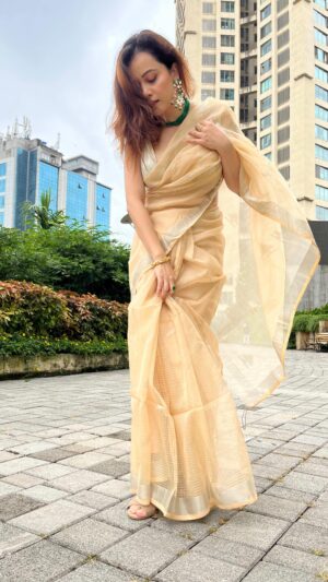 Sulagna Panigrahi Instagram - Some old world charm in the new world 🥰

Saree- @chidiyaaonline 
Blouse- @chidiyaaonline 
Jewellery- @osvagindia 

#sareelove #indianjewellery #desigirl #sareeblouse #sareefashion #indianwear #sareelovers #traditionaljewellery