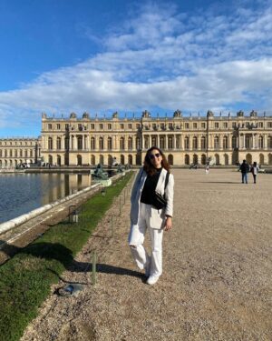 Sulagna Panigrahi Instagram - “Palace of Versailles Gardens” no camera can capture the beauty of this palace 😍😍😍😍

#versailles #palaceofversailles #versaillesgardens #history #stories #treatyofversailles #france #holiday #travellernottourist