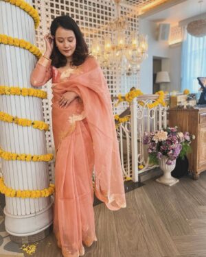 Sulagna Panigrahi Instagram - Sarees have my heart now and forever 🥰🥰

Saree: @miranee_banaras 
Blouse: @shabnamthakurdesigns ❤️❤️❤️