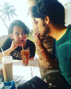 Sulagna Panigrahi Instagram - Happy Birthday @biswakalyanrath  next time get your own drink 🍹 

Throwback to Birthday long ago my favourite picture 🤪

P.S - Birthday was yesterday but we were too busy celebrating💃🏻

#birthdayboy #throwback #bae
