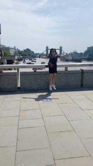 Sulagna Panigrahi Instagram - Please learn from the great @biswakalyanrath ki “apni biwi ko muthi mein kaise karna hai” 🤪

#londonbaby #revengetravel #husbandandwife #touristy #toweroflondon #london
