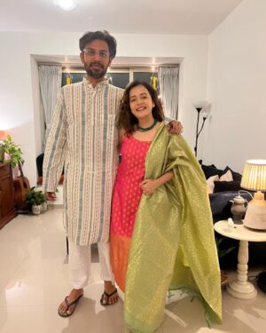 Sulagna Panigrahi Instagram - Happy Diwali from you to us 😋
🪔🪔💥💥✨✨

Wearing: @shabnamthakurdesigns 
@smrutikapanigrahi also wearing @shabnamthakurdesigns 
Jewellery: @osvagindia 

#lights #festivaloflights #diya #love #Diwali #diwalidecorations #prosperity #favouritefestival #glimmer #newbeginnings
