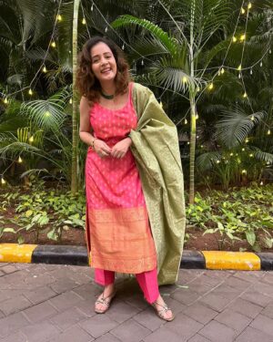Sulagna Panigrahi Instagram - Happy Diwali from you to us 😋
🪔🪔💥💥✨✨

Wearing: @shabnamthakurdesigns 
@smrutikapanigrahi also wearing @shabnamthakurdesigns 
Jewellery: @osvagindia 

#lights #festivaloflights #diya #love #Diwali #diwalidecorations #prosperity #favouritefestival #glimmer #newbeginnings