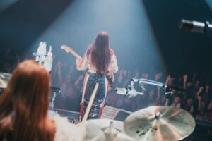 Sumire Yoshida Instagram - 私の人生ほんとドラマティックだわ〜🎸❤️

#バンドやってるわたし
#波瀾万丈
#SILENTSIREN #サイサイ

📸 @okkytree
